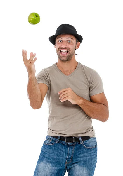 Sonriente hombre jugando una manzana verde — Foto de Stock