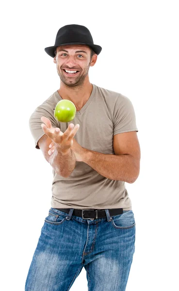 Glimlachende man spelen een groene appel — Stockfoto