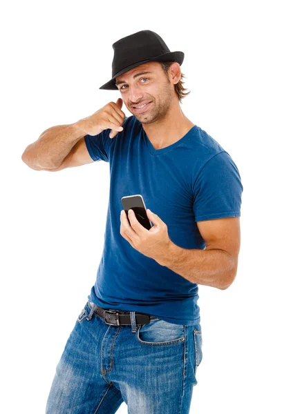 Красивый молодой человек разговаривает по телефону — стоковое фото