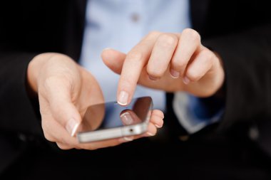 İş kadını akıllı telefonla mesaj gönderiyor