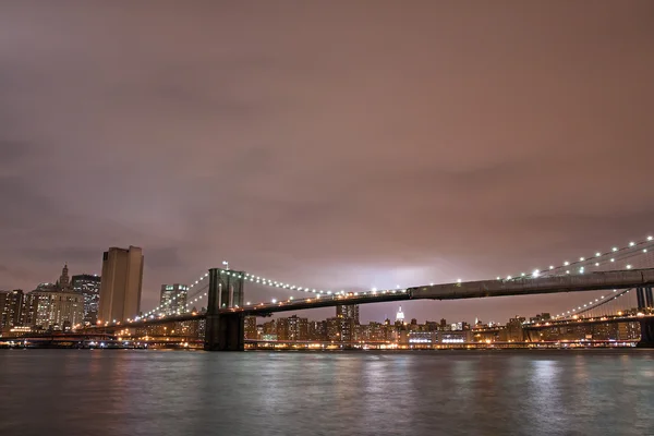 Puente de Brooklyn por la noche — Foto de Stock