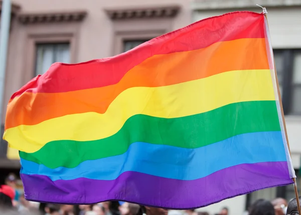 Regnbågsflaggan på Prideparaden — Stockfoto