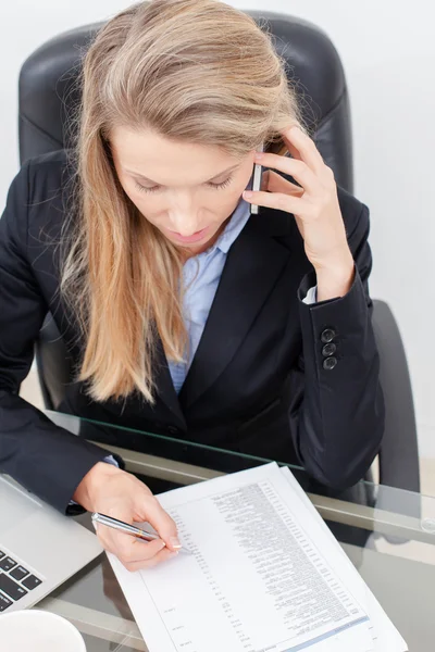 Успешная деловая женщина разговаривает по телефону — стоковое фото