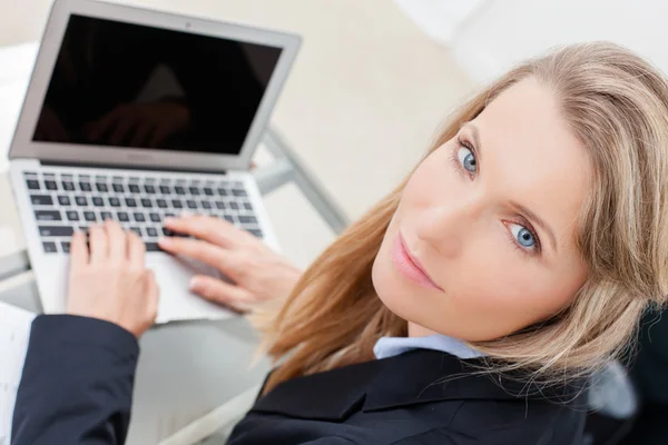 Schöne junge Geschäftsfrau mit Laptop — Stockfoto