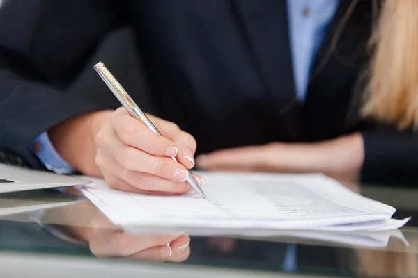 Junge professionelle Geschäftsfrau arbeitet am Schreibtisch — Stockfoto