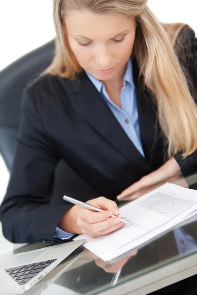 Junge professionelle Geschäftsfrau arbeitet am Schreibtisch — Stockfoto