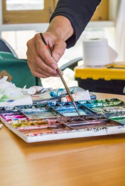 Sulu Boya kullanan adam