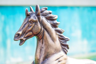 demir yapılan at heykeli