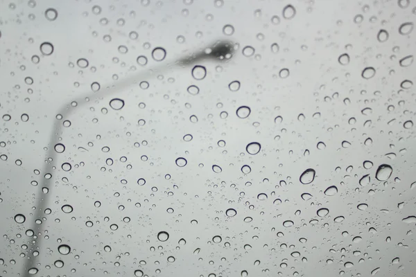 Капля дождя на окно — стоковое фото