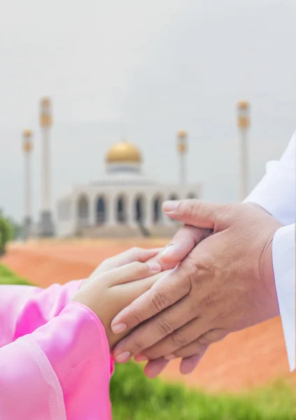 Anak muslim menyambut ayahnya. — Stok Foto