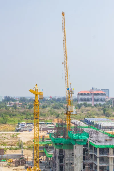 Grúa en el lugar de la contrucción — Foto de Stock