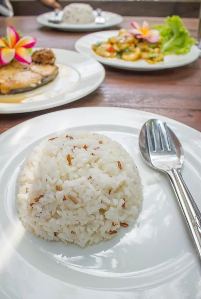 Beyaz ve kahverengi pirinç — Stok fotoğraf