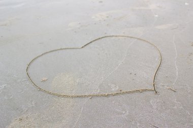 Kuma çizilmiş kalp