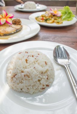 Beyaz ve kahverengi pirinç