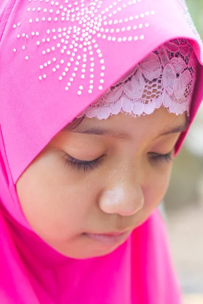 Gadis Muslim Kecil Dalam Jab Merah Muda Membaca Buku — Stok Foto