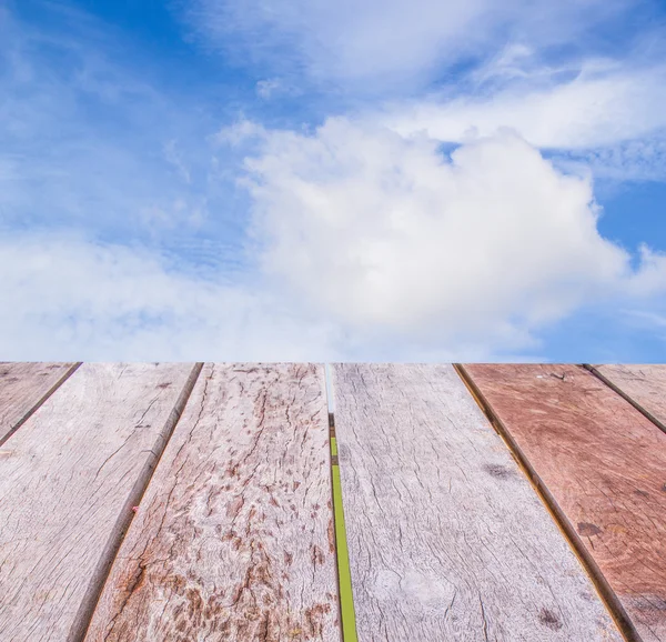 Lege perspectief hout over blauwe hemelachtergrond — Stockfoto