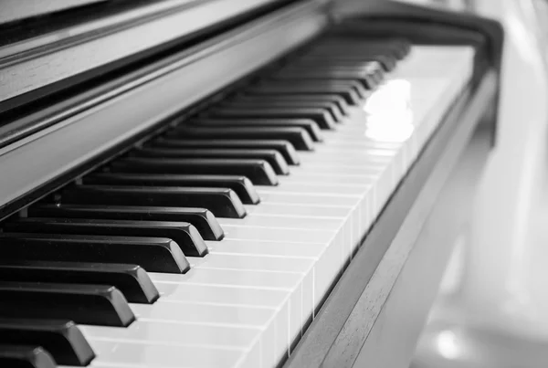 Tecla de piano en blanco y negro — Foto de Stock