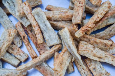 Kızarmış Keropok Lekor; geleneksel Malezya balık, un ve tuzdan yapılmış balık keki.