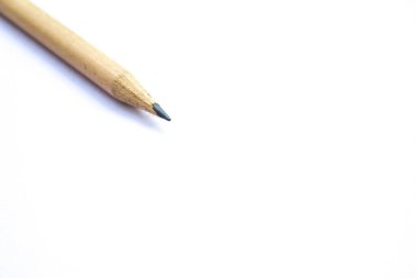 Beyaz arkaplanda izole edilmiş tahta kalem seçici odağı kapat