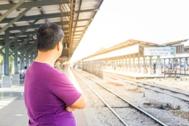 Asyalı adam Hat yai kavşağında tren bekliyor, Songkhla, Tayland