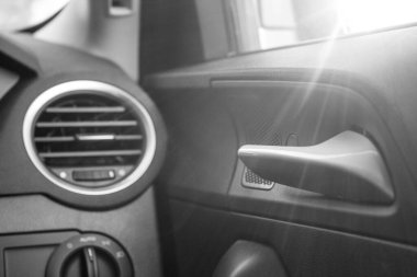 Arabanın içindeki kapı kolu siyah beyaz filtreli.