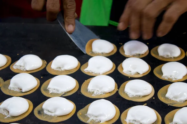 Khanom Beaung Pria Asia Membuat Pancake Tradisional Thailand Renyah — Stok Foto