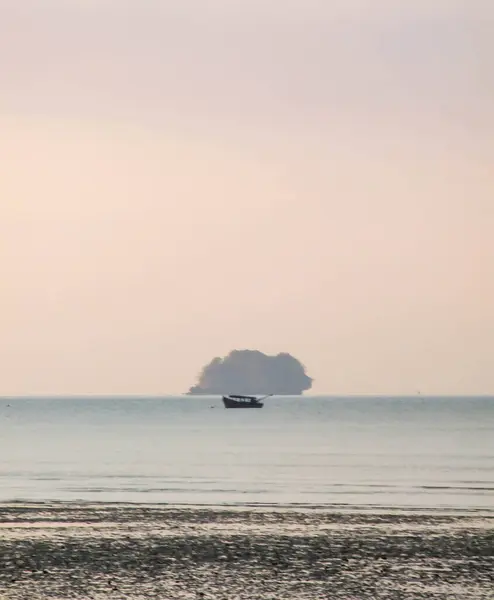 Verschwommenes Foto Des Fischerbootes Strand Farbfilter Für Den Hintergrund — Stockfoto