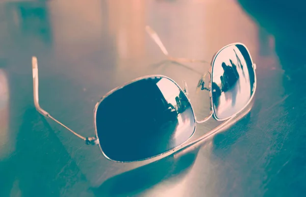 Okulary Przeciwsłoneczne Brązowym Drewnianym Stole Filtrze Retro — Zdjęcie stockowe