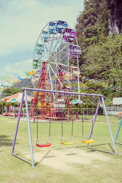 Ρόδα Λούνα Παρκ Και Χρώμα Swing Στο Playland — Φωτογραφία Αρχείου