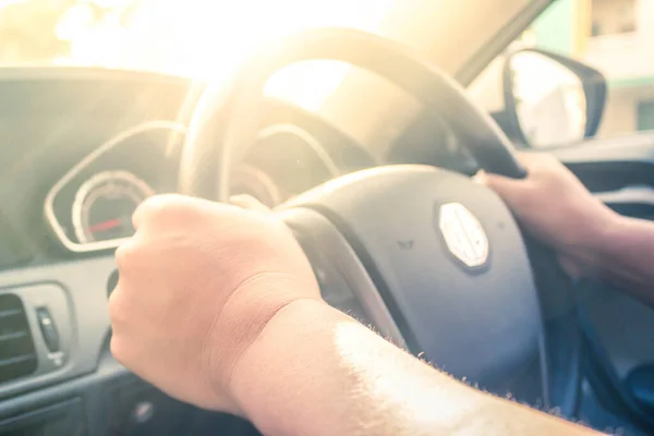 Foto Sfocata Mano Dell Uomo Guida Auto Con Luce Del — Foto Stock