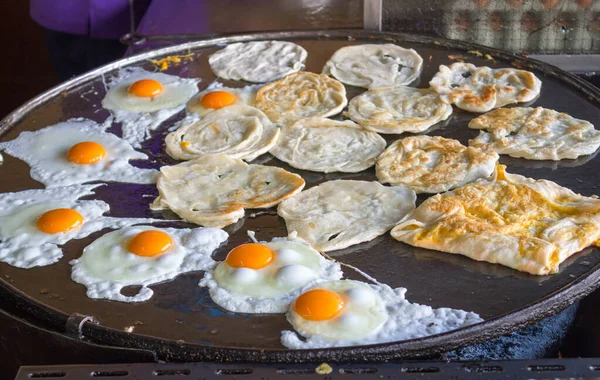 传统的穆斯林食品和煎蛋放在热锅里 — 图库照片