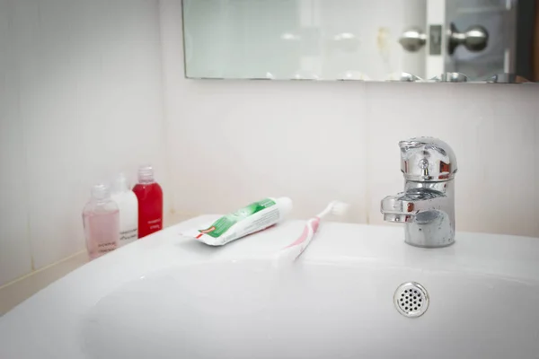 Torneira Pasta Dentes Escova Dentes Acessórios Banho Banheiro — Fotografia de Stock