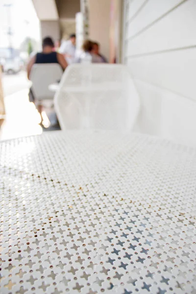 Bílý Kovový Stůl Restauraci — Stock fotografie