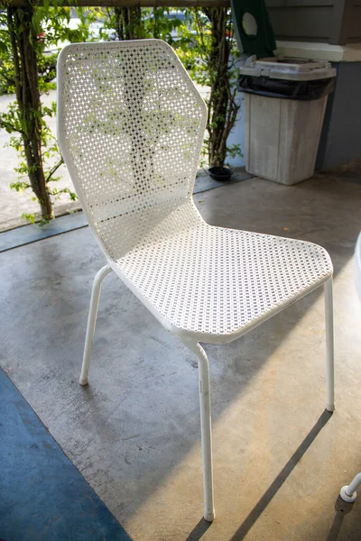 Silla Metal Blanco Con Luz Solar — Foto de Stock