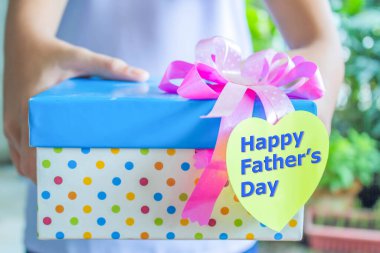 Çocuğun eli Babalar Günü 'nde hediye verir.
