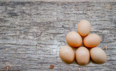 Eski ahşap arka planda taze yumurtalar