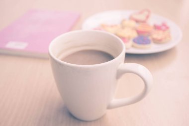 Masada beyaz bardakta sıcak kahve.