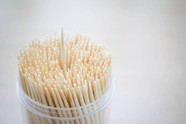 Şişedeki kürdanların fotoğrafı.