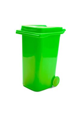 beyaz arkaplanda izole edilmiş yeşil çöp kutusu