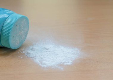Ahşap zeminde beyaz talk pudrası