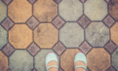 Ayakların zemin üzerindeki üst görünümü retro filtrede