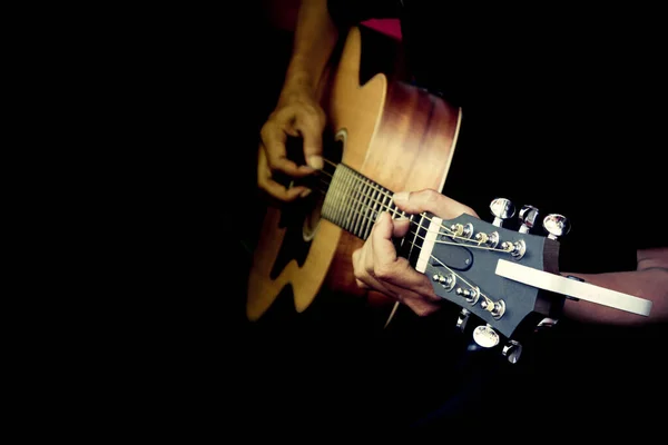 Fechar Dedos Homem Tocando Guitarra Acústica Filtro Retro — Fotografia de Stock