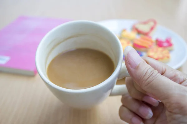 Kobieta Trzymać Gorącą Kawę Białej Filiżance — Zdjęcie stockowe
