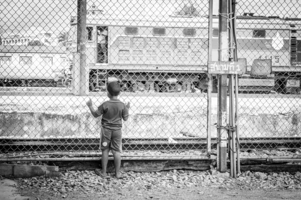 Siyah Beyaz Filtreli Tren Istasyonunda Tren Arayan Asyalı Bir Çocuk — Stok fotoğraf