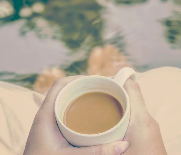 Pernas Relaxantes Água Com Café Quente Mão — Fotografia de Stock