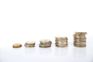 Grafik olarak düzenlenmiş bozuk paralar: kaydetmenin konsept fotoğrafı