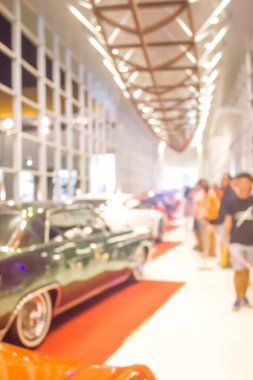 Motor fuarındaki ziyaretçilerin bulanık fotoğrafı: arkaplan kullanımı için
