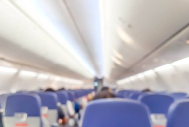 Uçakta yürüyen bir yolcunun bulanık fotoğrafı.