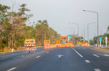 Yol saptırma işareti sağ şeridi kullanın