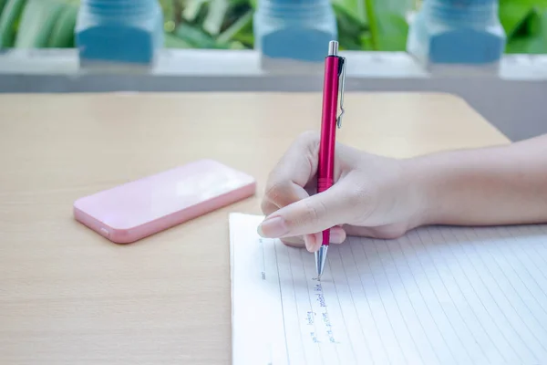 Primer Plano Escritura Mano Mujer Cuaderno —  Fotos de Stock